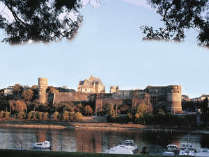 Château d’Angers : vue générale donnant sur la Maine © Cliché Bernard Renoux - C.M.N. Paris