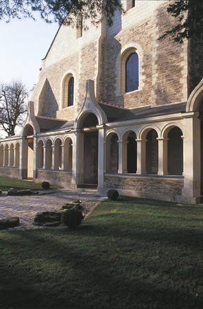 Façade of the 12th century Great Hall for the Sick with its blend of tufa and slate schist buttresses. The gallery, with its vestiges of the former cloister, dates back to the 12 th century © Angers Museum - Picture Pierre David.