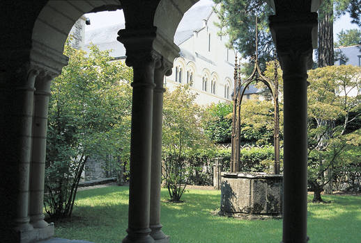 ... travers le cloître © Ville dâAngers - Cliché Stéphanie Vitard ... travers le cloître © Ville dâAngers - Cliché Stéphanie Vitard