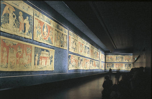 El tapiz del Apocalipsis en su complejo museográfico © Imagen de ... El tapiz del Apocalipsis en su complejo museográfico © Imagen de ...