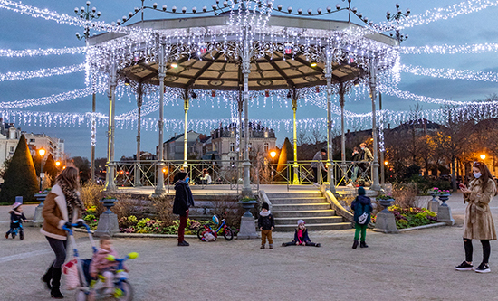Photo du kiosque du Mail illuminé