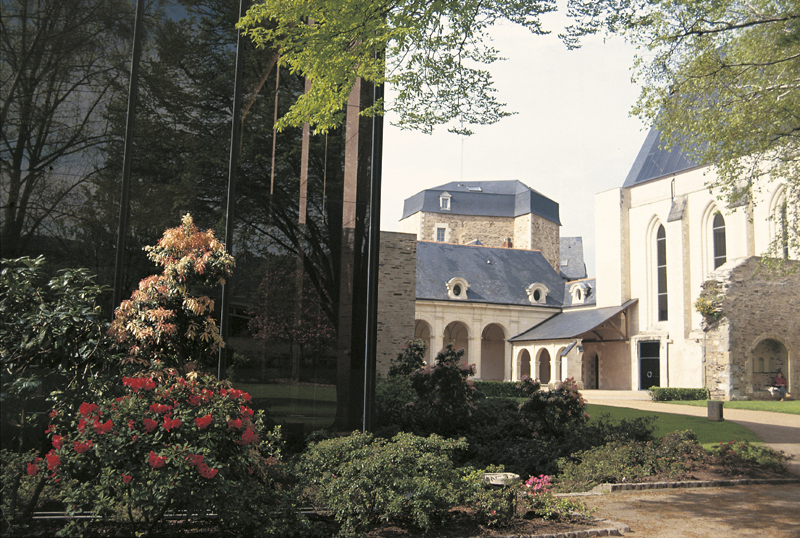 Vista del claustro y la iglesia de Todos los Santos &copy; Museos de Angers &ndash; Imagen de Pierre David.