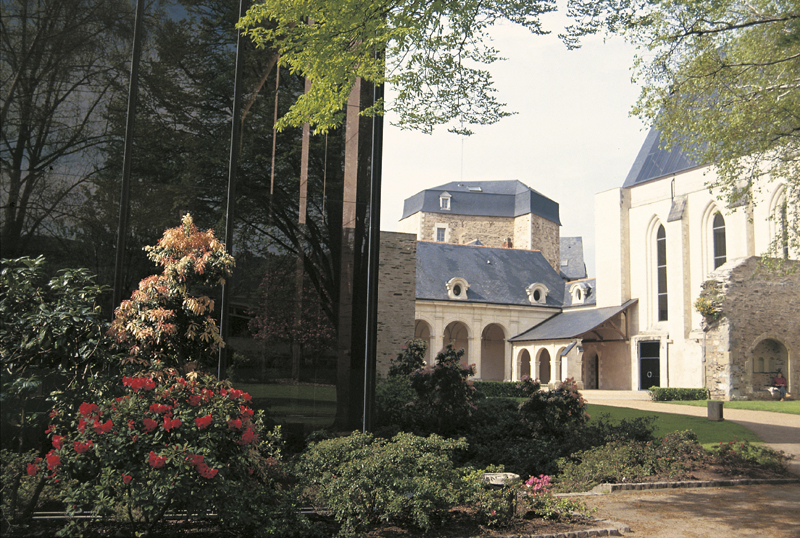 Vista del claustro y la iglesia de Todos los Santos © Museos de Angers – Imagen de Pierre David.