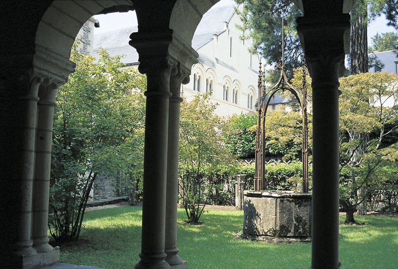 El granero del hospital Saint-Jean, visto del claustro.