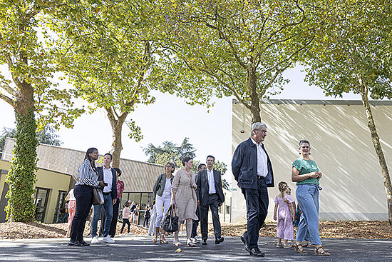 Photo du maire d'Angers en visite à l'école Gérard-Philipe.