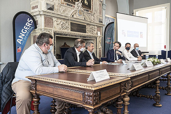 Photo de la signature de convention entre la Ville d&#039;Angers et la F&eacute;d&eacute;ration fran&ccedil;aise d&#039;athl&eacute;tisme