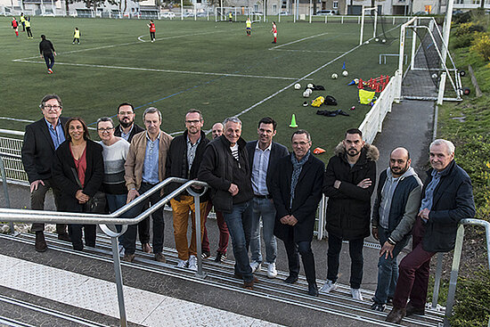Photo des signataires de la convention pour le soutien du football amateur angevin.