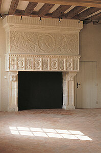 Chemin&eacute;e de la grande salle du rez-de-chauss&eacute;e de l'h&ocirc;tel, apr&egrave;s restauration &copy; Ville d&rsquo;Angers.Clich&eacute; Patrice Campion.