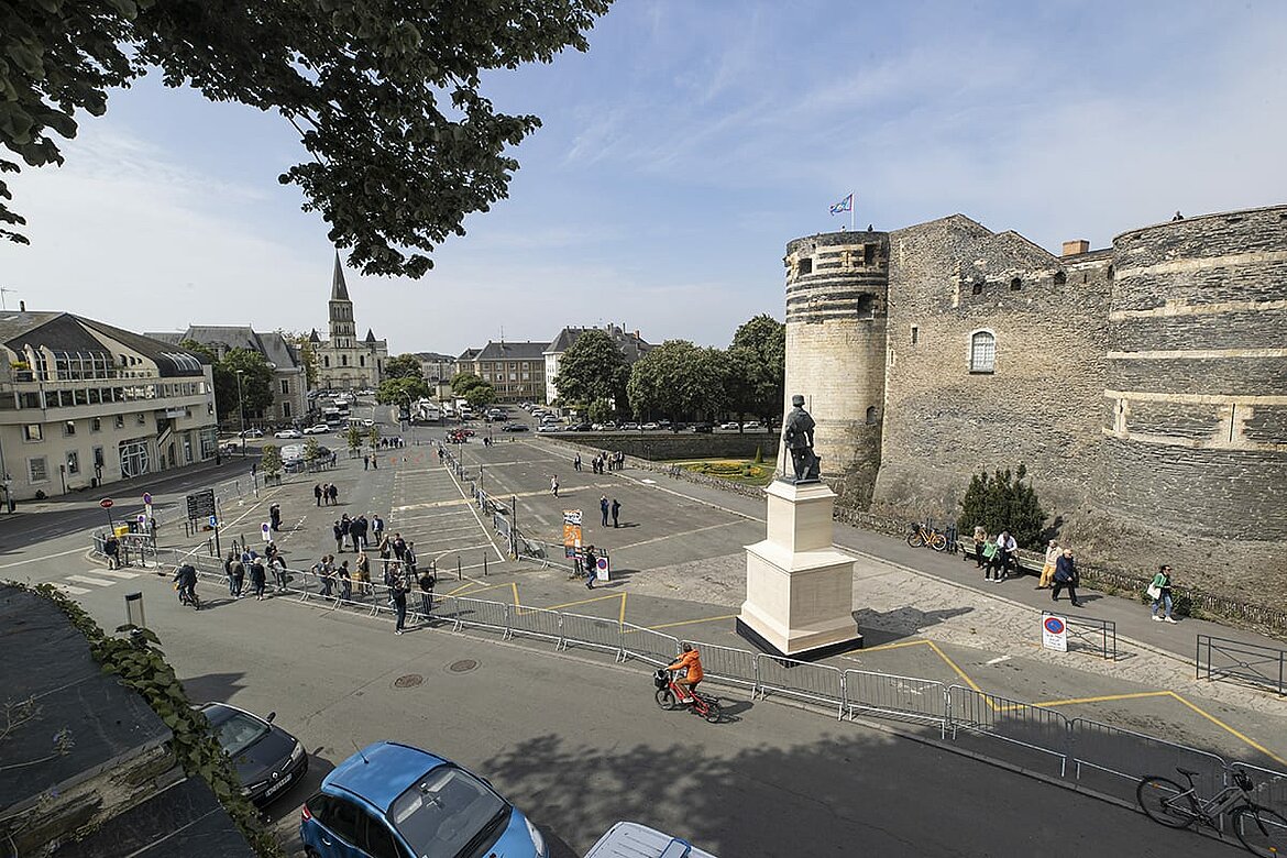 Photo de la reproduction du roi Ren&eacute; place Kennedy.