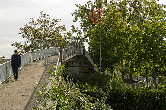 La passerelle existante sera bientôt plus confortable et accessible.