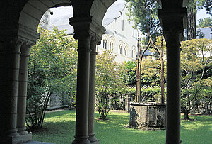 Les greniers de l’hôpital Saint-Jean vus à travers le cloître © Ville d’Angers - Cliché Stéphanie Vitard.