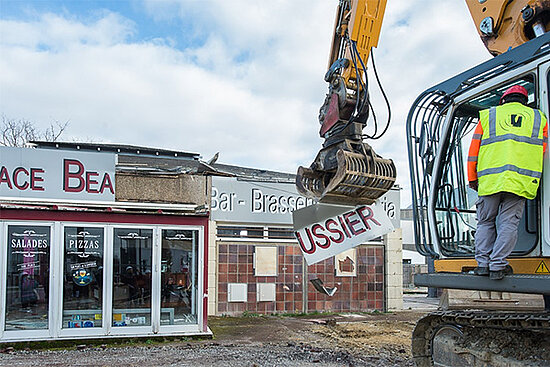 Photo du lancement de la d&eacute;molition de l&#039;ancienne brasserie place Beaussier &agrave; Angers.