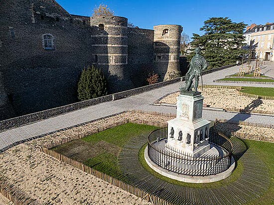 photo de la statue du roi Ren&eacute;