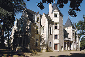 D&eacute;tail de la fa&ccedil;ade d&rsquo;entr&eacute;e, baies de la chapelle et trav&eacute;e d&rsquo;escalier &copy; Copyright Marc Chevalier.