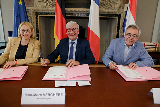 Photo de la signature du renouvellement du jumelage par les maires d'Angers, Osnabrück et Haarlem.