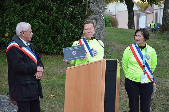 Les &eacute;tapes se suivent et partout l&rsquo;accueil est chaleureux. Ici &agrave; Nogent-sur-Faye, dans le d&eacute;partement de l&rsquo;Eure-et-Loire. La veille, les coureurs ont fait une halte &agrave; Rambouillet qui a permis &agrave; chacun de se restaurer et prendre une douche.