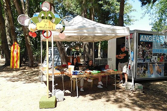 photo du stand de pr&ecirc;t de mat&eacute;riel de l&#039;&Eacute;t&eacute; au lac.