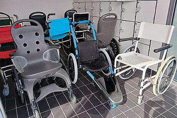 Fauteuils roulants &agrave; disposition, &agrave; la piscine AquaVita d'Angers.