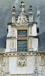 Lucarne centrale et m&eacute;daillon Renaissance de la fa&ccedil;ade sur cour &copy; Ville d&rsquo;Angers. Clich&eacute; Thierry Bonnet.