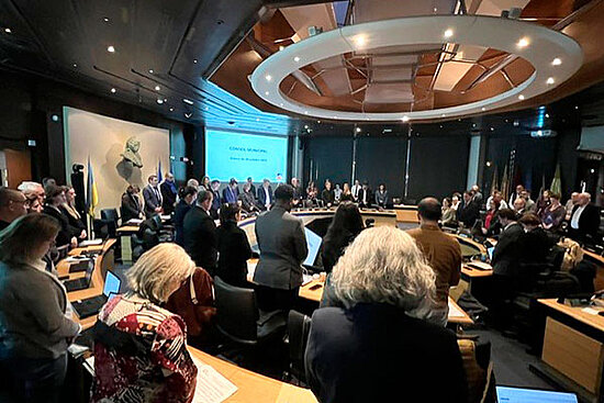Les &eacute;lus du conseil municipal, debouts et silencieux, lors de l'hommage aux victimes de l'attentat de Trappes.