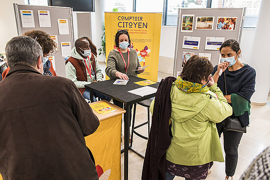 Photo du stand pr&eacute;sentant le comptoir citoyen.