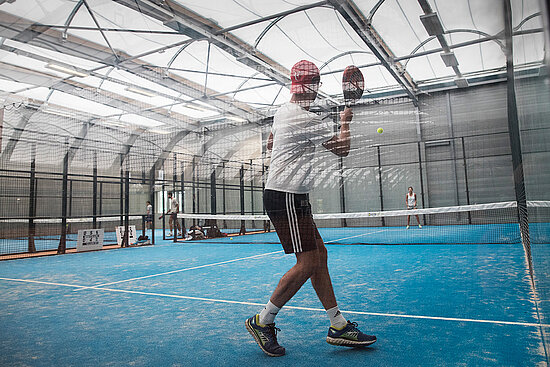 Vue d'un terrain de padel