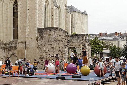 Animation cirque dans le jardin du Mus&eacute;e des Beaux-Arts