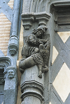 Casa de Ad&aacute;n : Samson derribando al le&oacute;n, fachada al costado de la rue Montault y pareje de enamorados, fachada del costado de la plaza Sainte-Croix &copy;  - Imagen de Thierry Bonnet