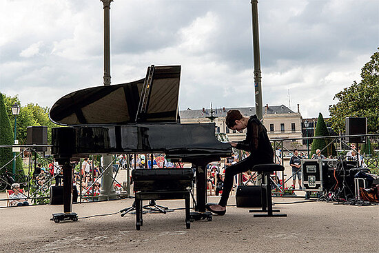 photo d'une femme jouant du piano