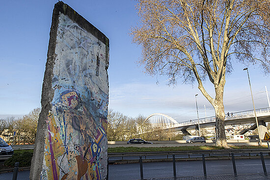 Photo du fragment du Mur de Berlin &agrave; Angers.