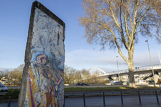 Photo du fragment du Mur de Berlin à Angers.