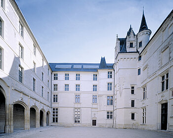 Facade over The Barrault mansion garden Picture Inv. G&eacute;n&eacute;ral F. Lasa