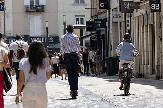 V&eacute;lo et trottinette &eacute;lectrique sur le plateau pi&eacute;tonnier &agrave; Angers.