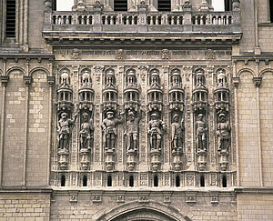 Fa&ccedil;ade occidentale, galerie sculpt&eacute;e du XVIe si&egrave;cle par Jean Giffard et Antoine Desmarais repr&eacute;sentant saint Maurice et sept de ses compagnons (copies de 1909) &copy; Clich&eacute; Patrice Giraud. Inventaire g&eacute;n&eacute;ral.