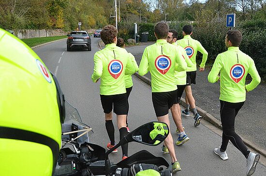 Apr&egrave;s un d&eacute;jeuner quelque peu copieux, les relayeurs reprennent la route.