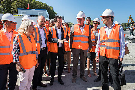 Christophe B&eacute;chu et les &eacute;lus angevins sur le chantier de l&#039;op&eacute;ration C&oelig;ur de Maine. &lt;i&gt;(Photo: Jean-Patrice Campion, Ville d&#039;Angers)&lt;/i&gt;