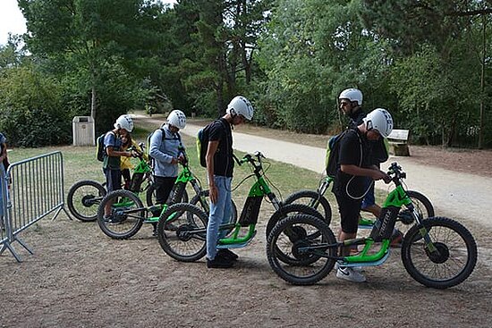 photo d'une groupe de jeunes en trottinette électrique