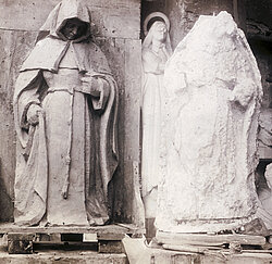 Restauration de la sculpture de la p&eacute;nitente par Georges Chesneau, en 1930 : &agrave; gauche, mod&egrave;le en terre ; &agrave; droite, estampage des vestiges.La sculpture est visible &agrave; la base ext&eacute;rieure de la chemin&eacute;e.Archives municipales d&rsquo;Angers, phototh&egrave;que don