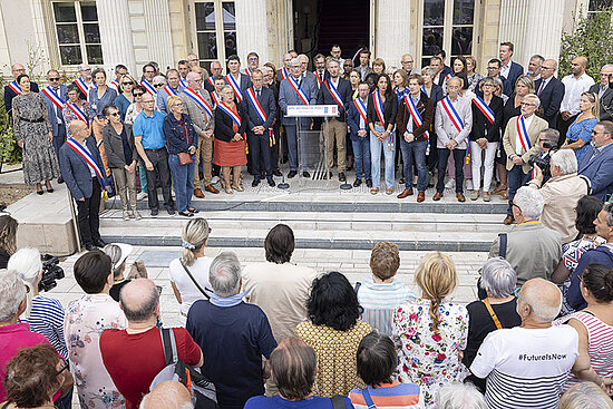 photo des élus et des citoyens devant l'hôtel de ville