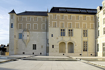 Facade over The Barrault mansion Picture Inv. G&eacute;n&eacute;ral F. Lasa