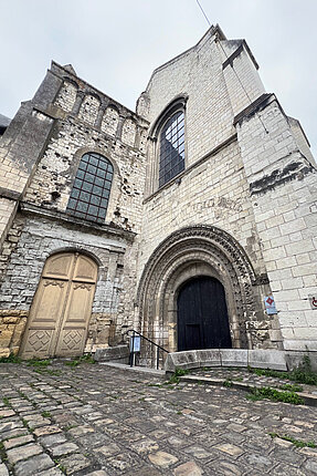 photo de la porte sud de l'église abbatiale.