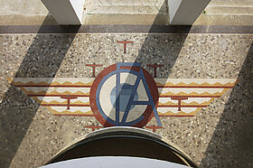 Mosa&iuml;ques du hall central con&ccedil;ues par Isidore Odorico &copy; Clich&eacute; CAUE de Maine-et-Loire.