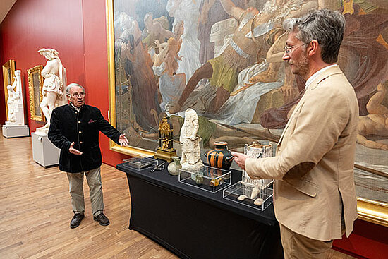 Photo de la signature de la donation Léveilley au musée des Beaux-arts d'Angers.