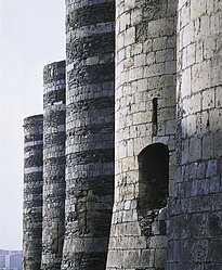 Las imponentes torres del frente occidental del castillo, a lo largo del boulevard  G&eacute;n&eacute;ral de Gaulle &copy; Imagen de Bernard Renoux Centro de Monumentos Nacionales.  Paris.