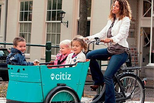 Photo d'illustration présentant une famille en vélo-cargo.