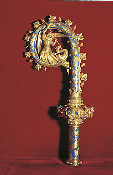 Cayado del Monse&ntilde;or Freppel por Pl&aacute;cido  Poussielgue- Rusand sobre un trazo de Violeta-le-Duc, ofrecida por los fieles angevinos en 1884.