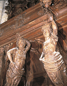 Detalle de atlantes de la estructura de la caja del órgano de Surrugue (1742-1748)