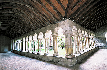 El claustro, situado al oeste, se compone de tres galer&iacute;as de las cuales dos son de estilo romano.