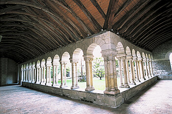 El claustro, situado al oeste, se compone de tres galer&iacute;as de las cuales dos son de estilo romano.