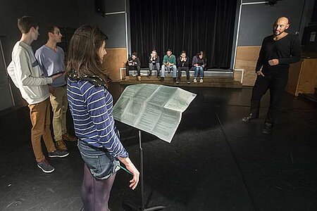 photo d&#039;&eacute;l&egrave;ves et d&#039;un enseignant dans une classe de th&eacute;&acirc;tre